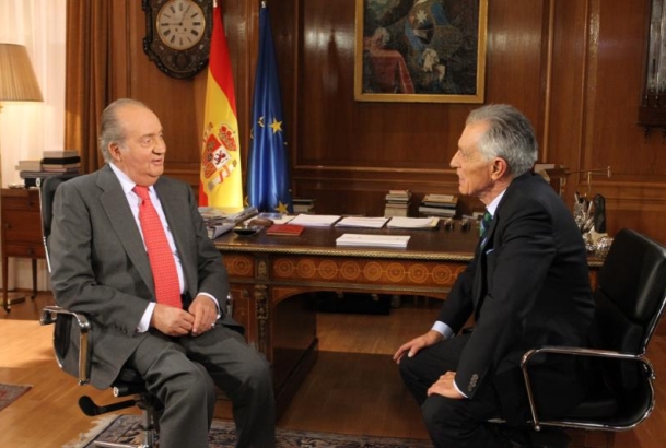 Su Majestad el Rey durante la entrevista con Jesús Hermida con motivo de la celebración de su 75º aniversario